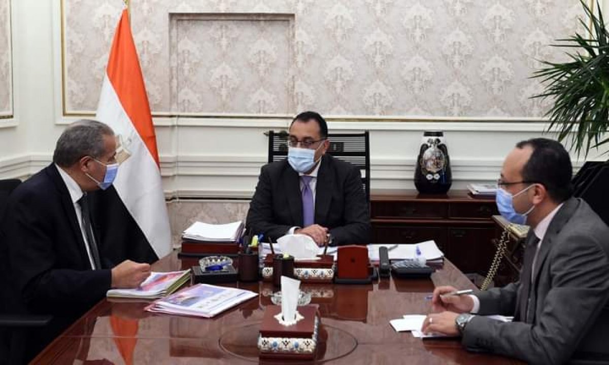 مدبولى في اجتماع مع وزير التموين: الرئيس وجه بتأمين مخزون استراتيجى من السلع