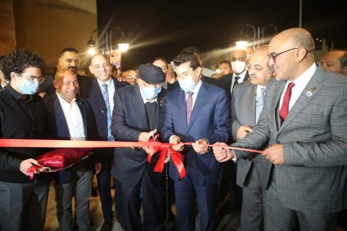 وزير الرياضة يفتتح مجمع حمامات السباحة بفرع نادي الزهور بالتجمع الخامس