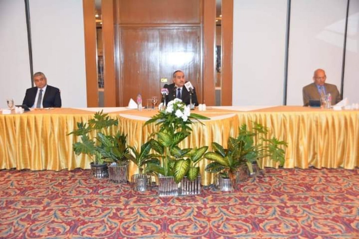 وزير الطيران المدنى يتفقد مشروع المشاية  الكهربائية بمطار القاهرة