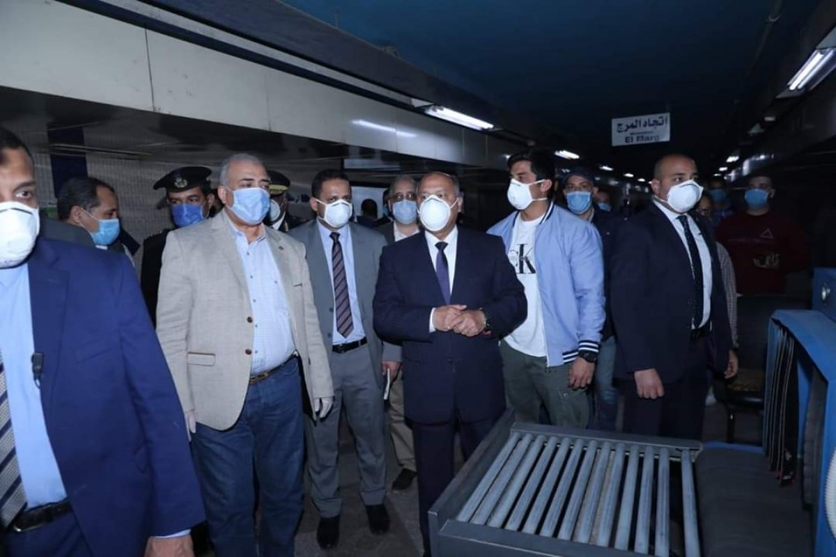 وزير النقل يتفقد محطة الشهداء ومركز التحكم بالمترو لمتابعة حركة تشغيل القطارات