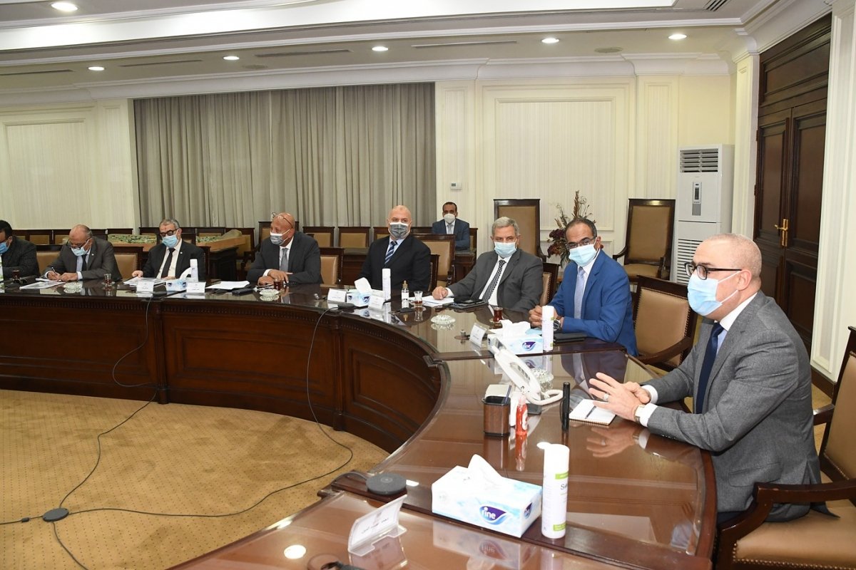 وزير الإسكان يستعرض الحلول غير التقليدية لرفع مستوى خدمتى المياه والصرف الصحى بالريف