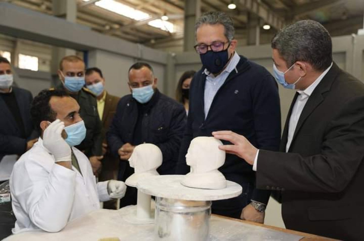 وزير السياحة يتفقد مصنع المستنسخات الأثرية  تمهيدا لافتتاحه في 2021