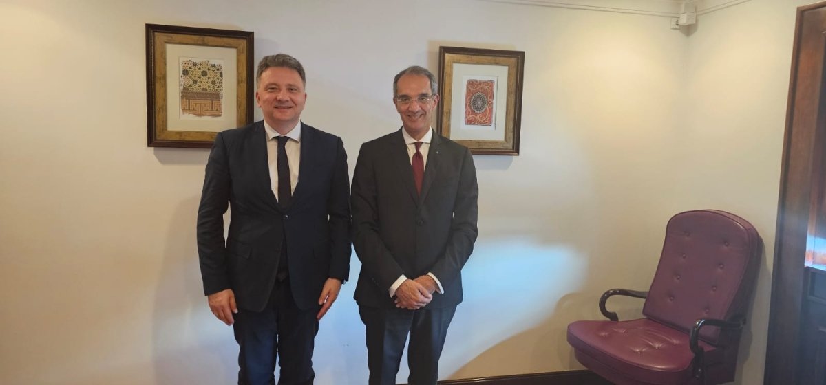 وزير الاتصالات يبحث مع وزير الإعلام بصربيا فرص التعاون بمجال التعهيد