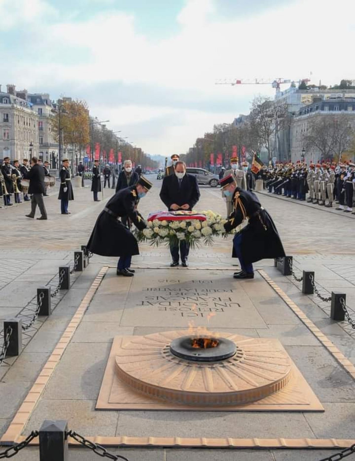 الرئيس السيسي يضع اكليل من الزهور علي قبر الجندي المجهول بالعاصمة باريس