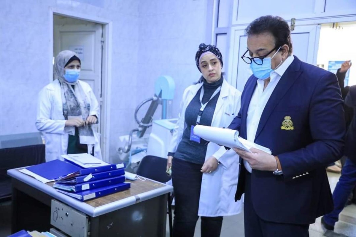 وزير الصحة يتفقد مستشفى الشروق المركزي ويوجه باحالة مدير المستشفى للتحقيق
