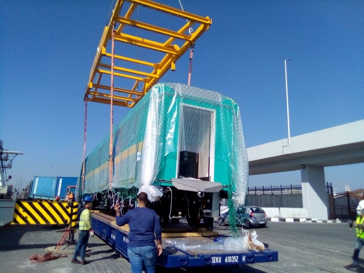  وزير النقل يعلن وصول خامس قطار مترو أنفاق مكيف.. مزود بشاشات LCD