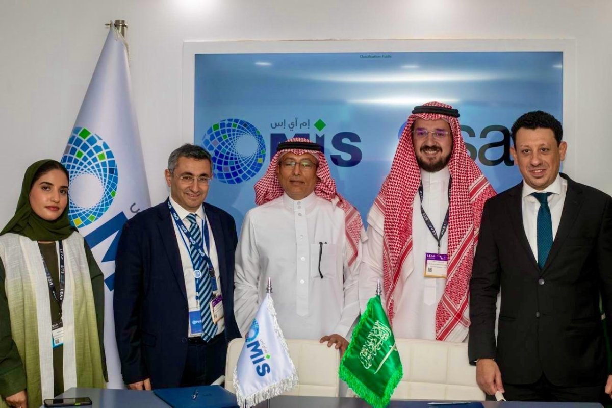 المعمّر لأنظمة المعلومات وساس تتعاونان بمجال الذكاء الاصطناعي وتحليلات البيانات