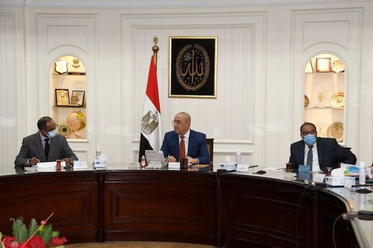 وزير الإسكان يتابع توصيل خدمات الصرف الصحى للمناطق الريفية ضمن مبادرة "حياة كريمة"