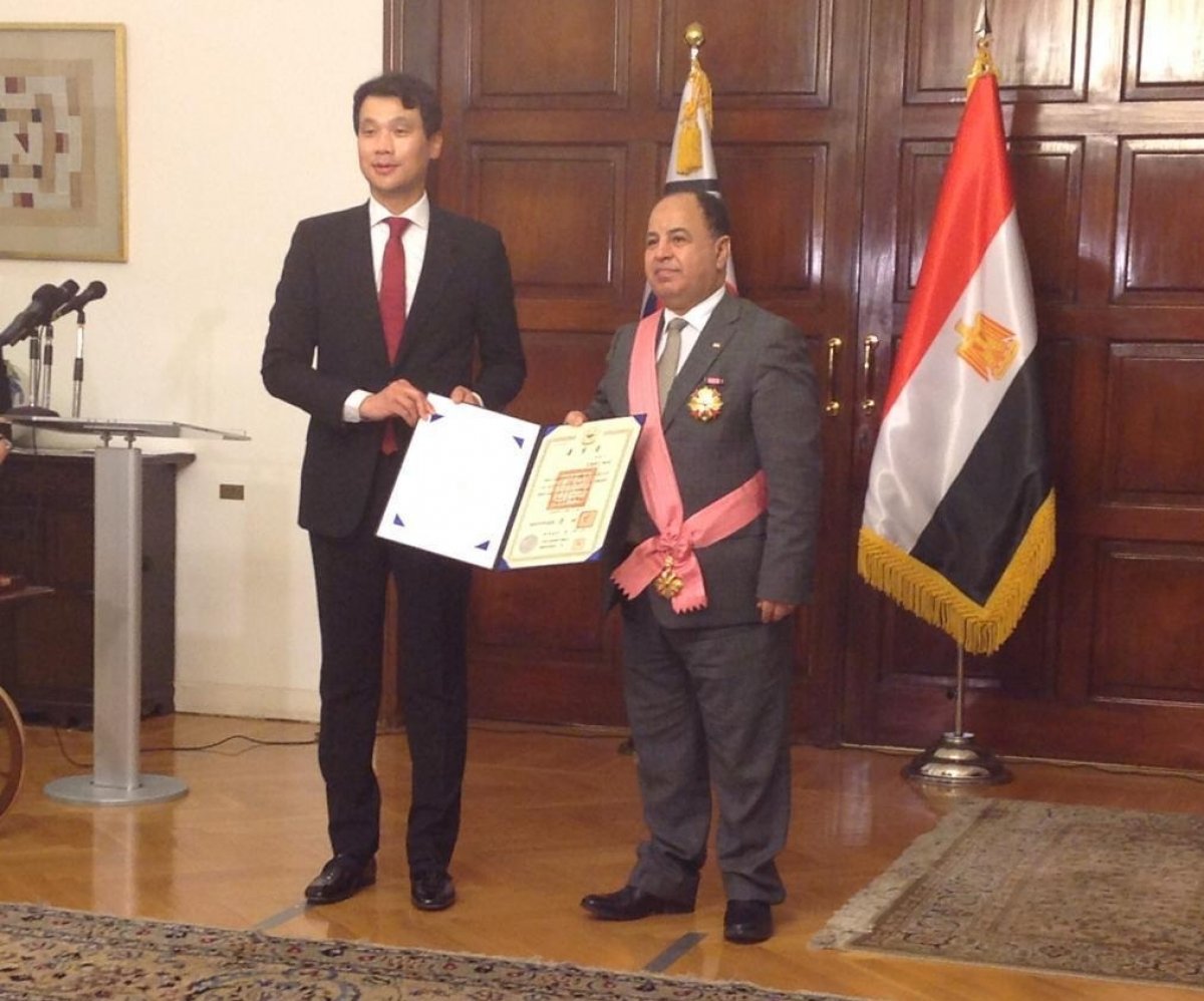 رئيس كوريا الجنوبية يمنح وزير المالية وسام "الاستحقاق" من الطبقة الأولى.. والشركات تصفه بــ "حلاَّل المشاكل"