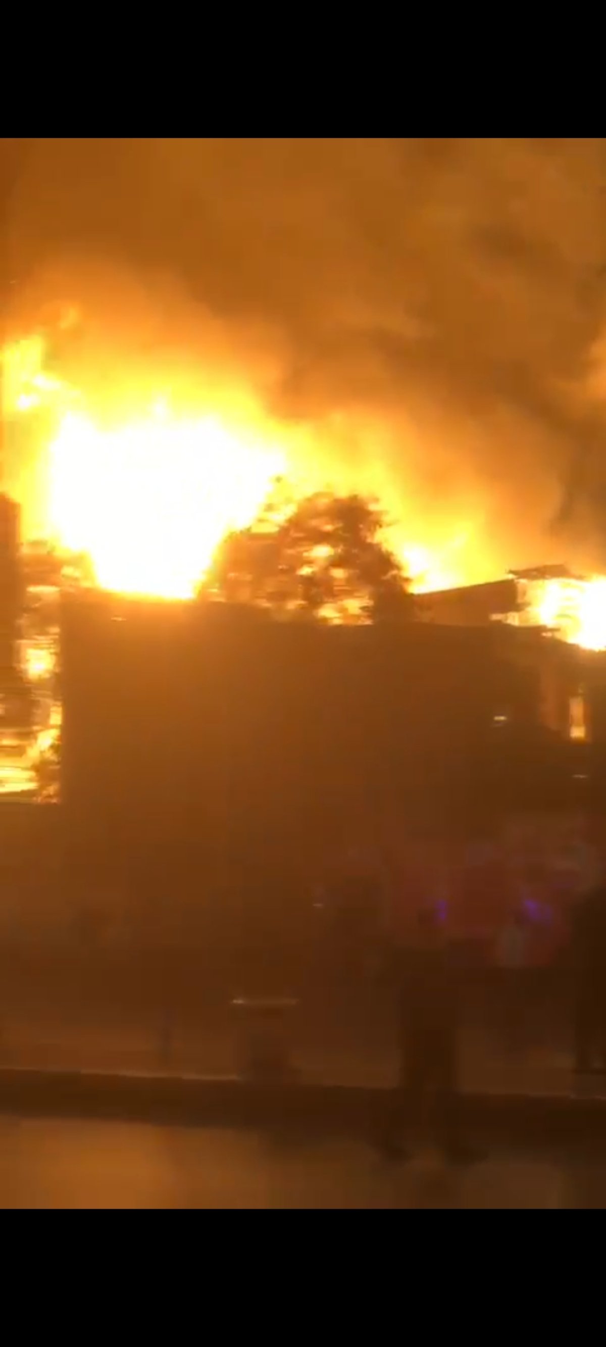 حريق استوديو الأهرام.. فصل التيار الكهربائي عن موقع نشوب الحريق بالجيزة والدفع بـ18 سيارة إطفاء