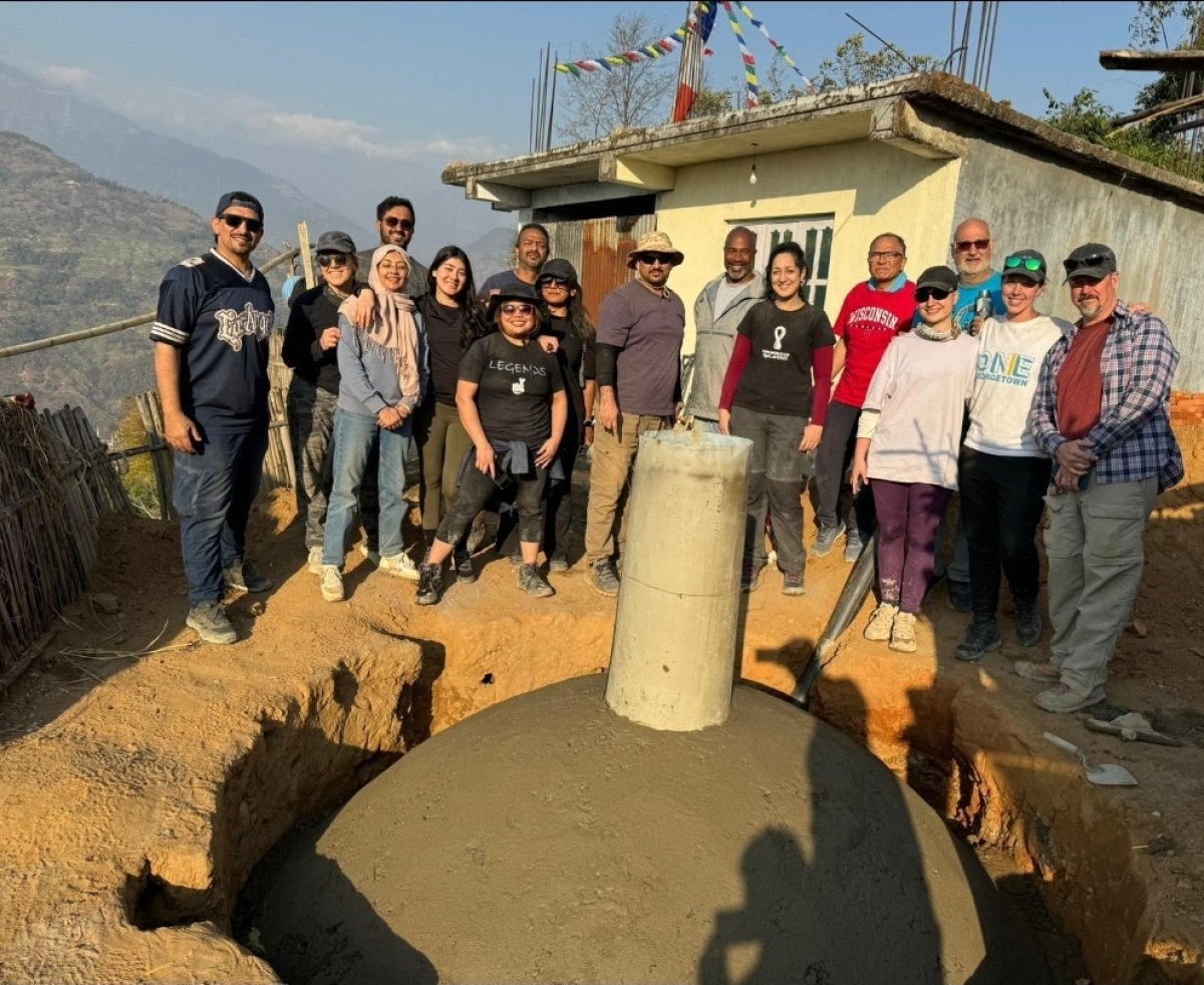 متطوعون من جامعة جورجتاون قطر يبنون وحدة توليد غاز حيوي في نيبال 