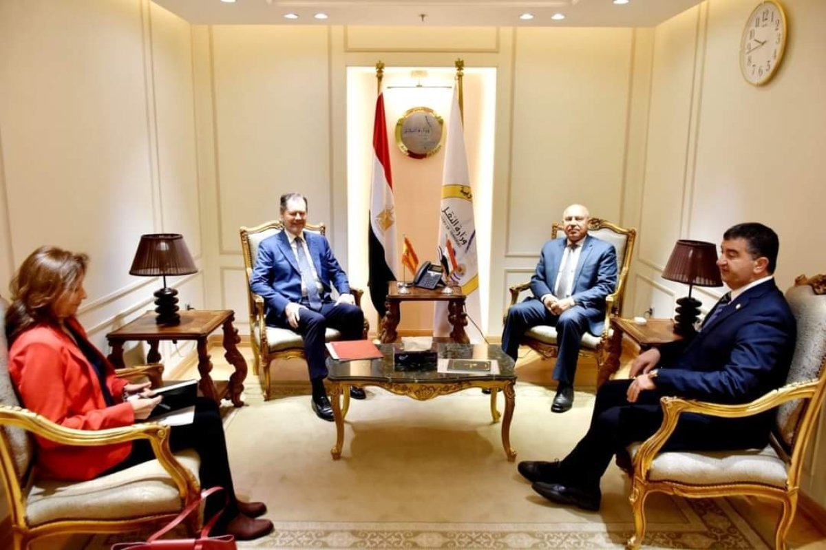 وزير النقل يبحث مع السفير الاسباني بالقاهرة التعاون في مجال إدارة وتشغيل وصيانة الموانئ 