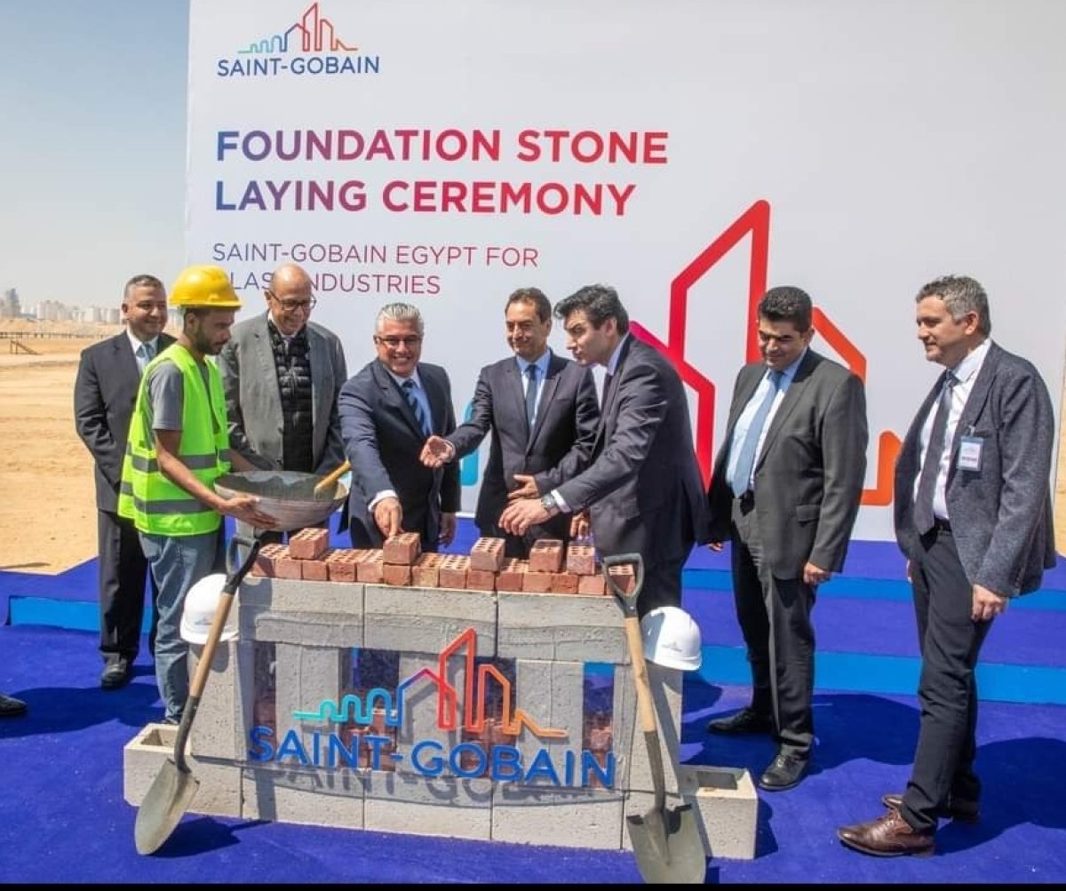 وضع حجر الأساس لمصنع لإنتاج الزجاج ومحطة طاقة شمسية بالمنطقة الصناعية بالسخنة 