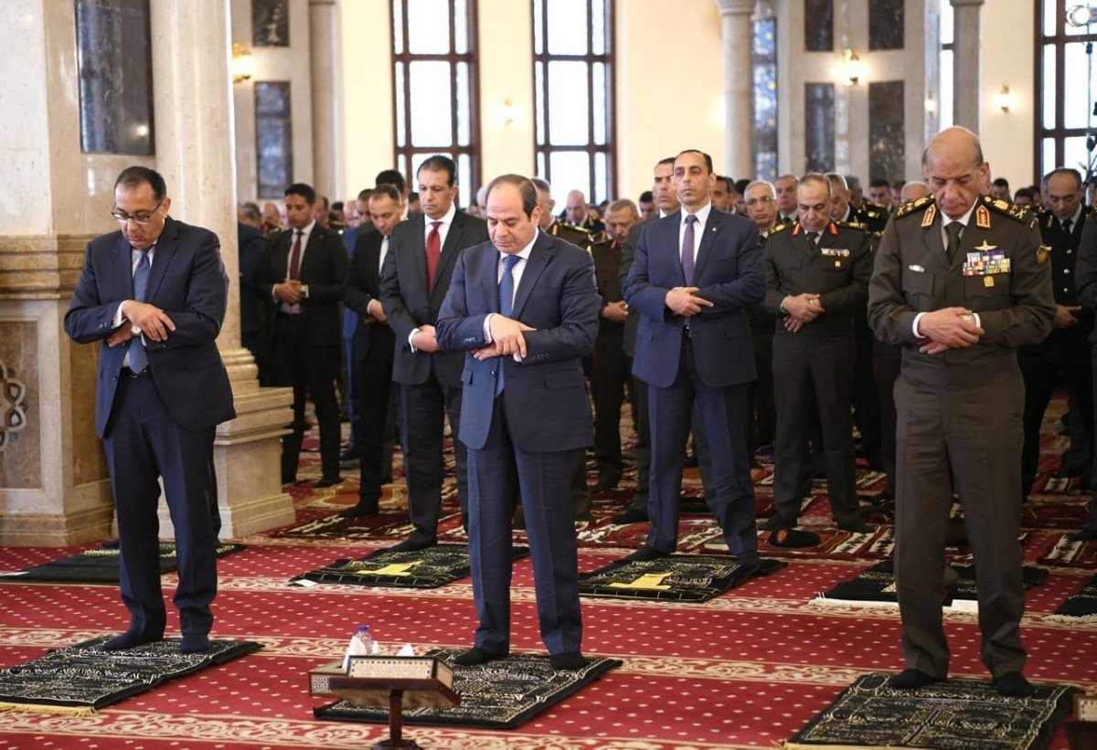 الرئيس السيسي يؤدي صلاة الجمعة بمسجد المشير بمناسبة ذكري العاشر من رمضان