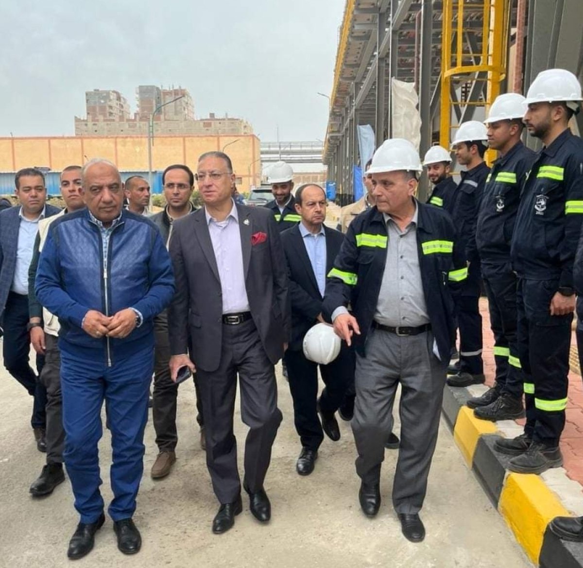 وزير قطاع الأعمال يفتتح ويتفقد عددا من المشروعات بالإسكندرية 