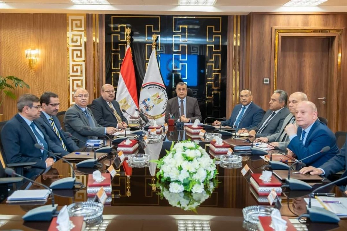 وزير الإنتاج الحربي يبحث سبل تطوير صناعة العدادات