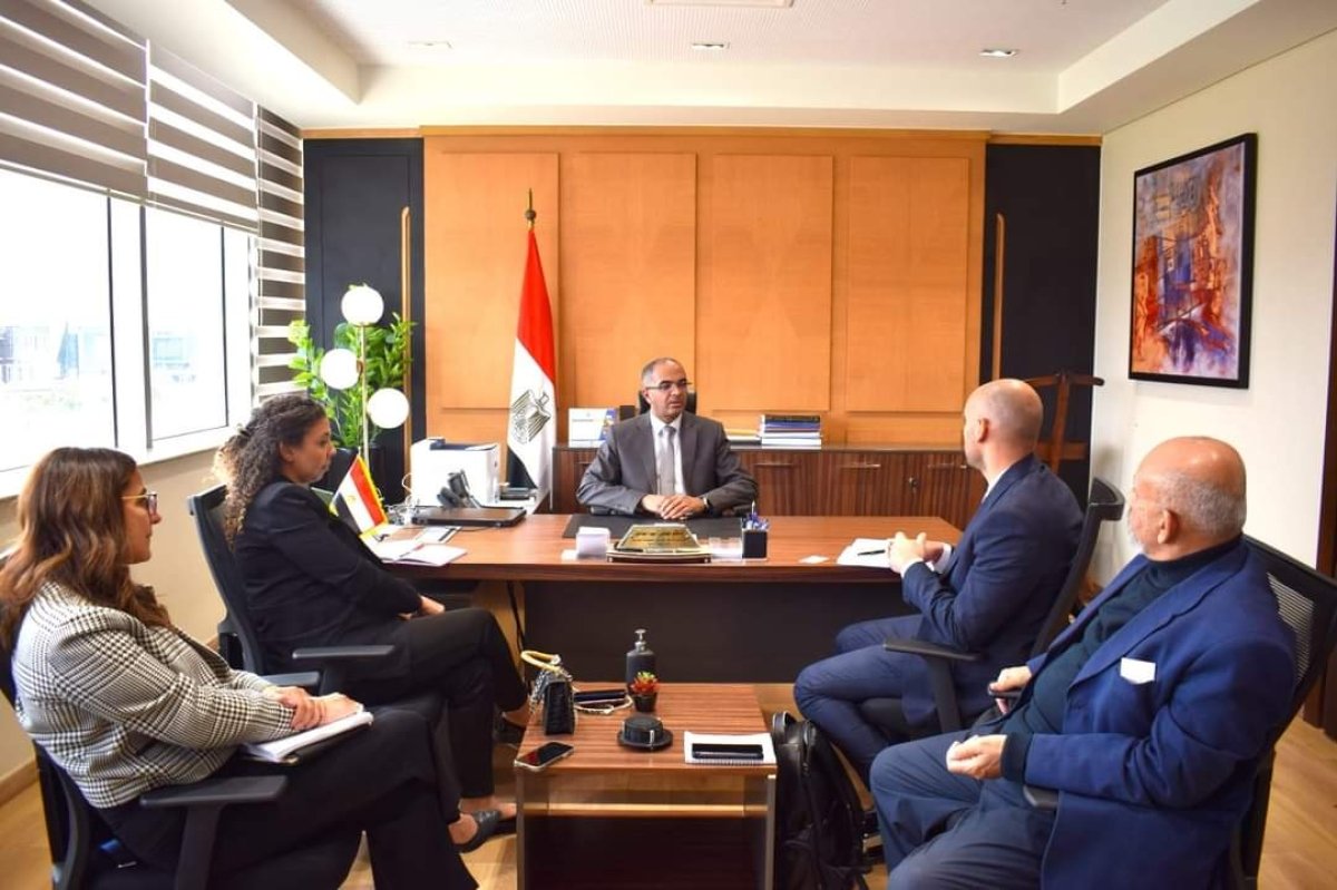 وزير الإسكان يُتابع موقف مشروعات مياه الشرب والصرف الصحي الجاري تنفيذها بالتعاون مع شركاء التنمية