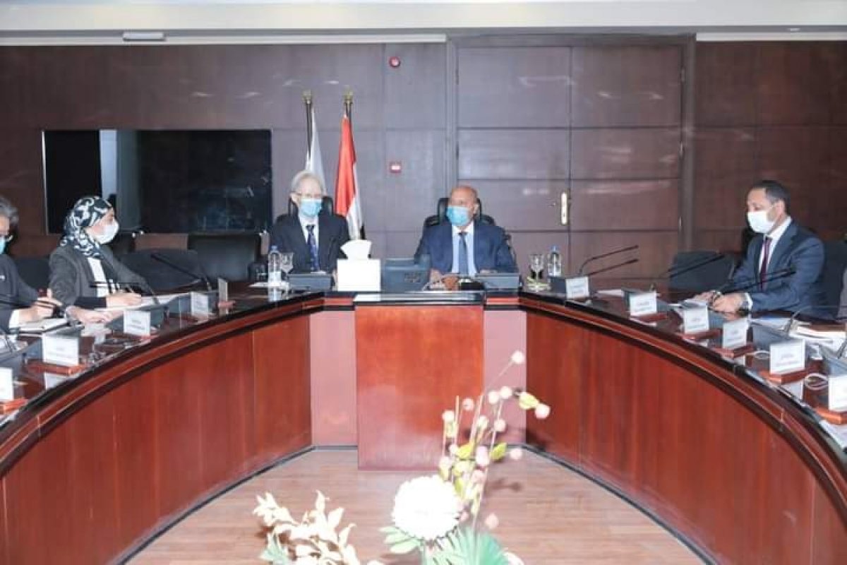 وزير النقل يبحث مع السفير الياباني اعادة تأهيل 35 قطاراً بالاسطول الحالي للخط الثاني للمترو 