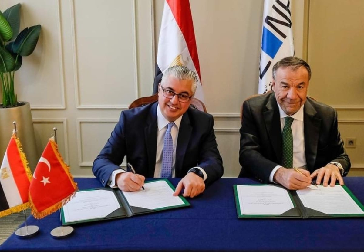 اقتصادية قناة السويس توقع عقد مشروع مجموعة إروغلو DNM التركية بالقنطرة غرب