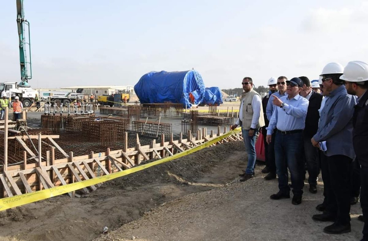 وزير البترول يتفقد الأعمال الإنشائية لمصنع السويس لمشتقات الميثانول بميناء دمياط