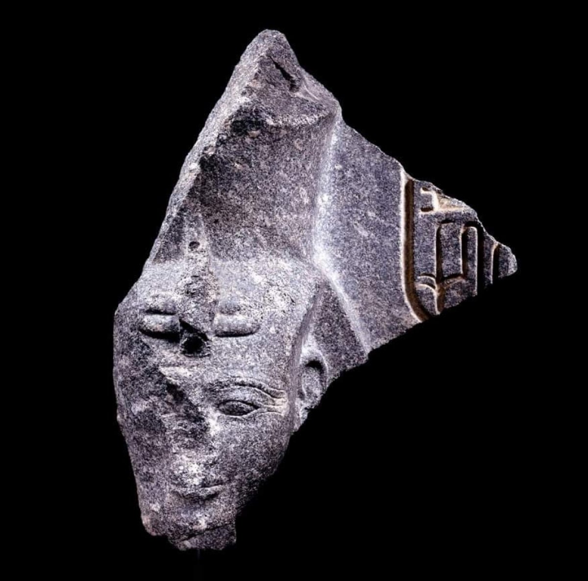 رأس تمثال الملك رمسيس الثاني تصل مصر بعد استعادتها من سويسرا