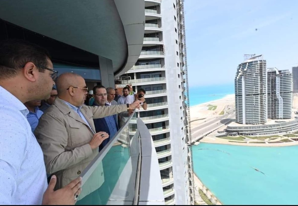 الجزار يتفقد أعمال التشطيبات بأبراج المنطقة الشاطئية.. ويتجول بكمبوند《مزارين》