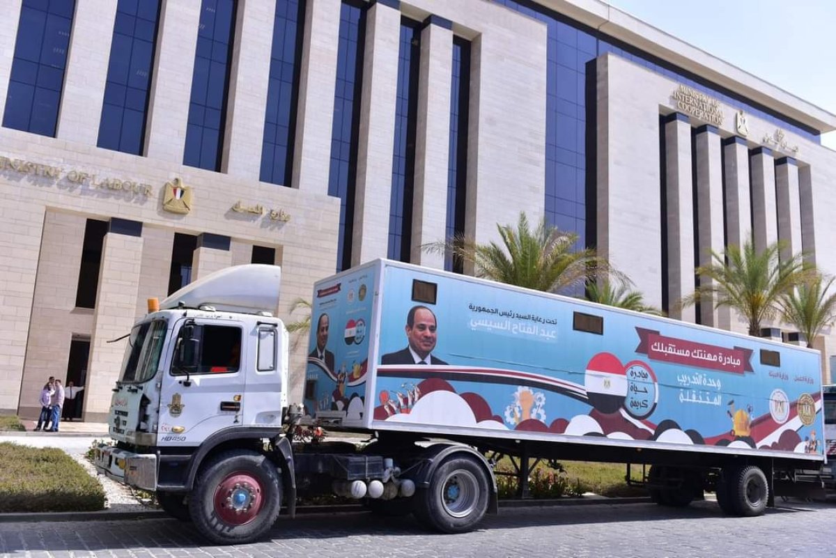 وزير العمل يطلق 8 وحدات تدريب مهني متنقلة في مدن وقرى «حياة كريمة»  بـ 8 محافظات