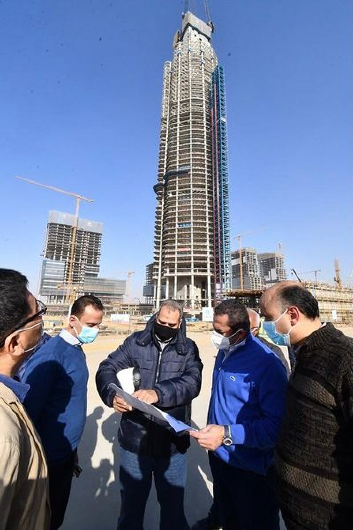 مسئولو "الإسكان" يتفقدون المشروعات المختلفة الجاري تنفيذها بالعاصمة الإدارية الجديدة