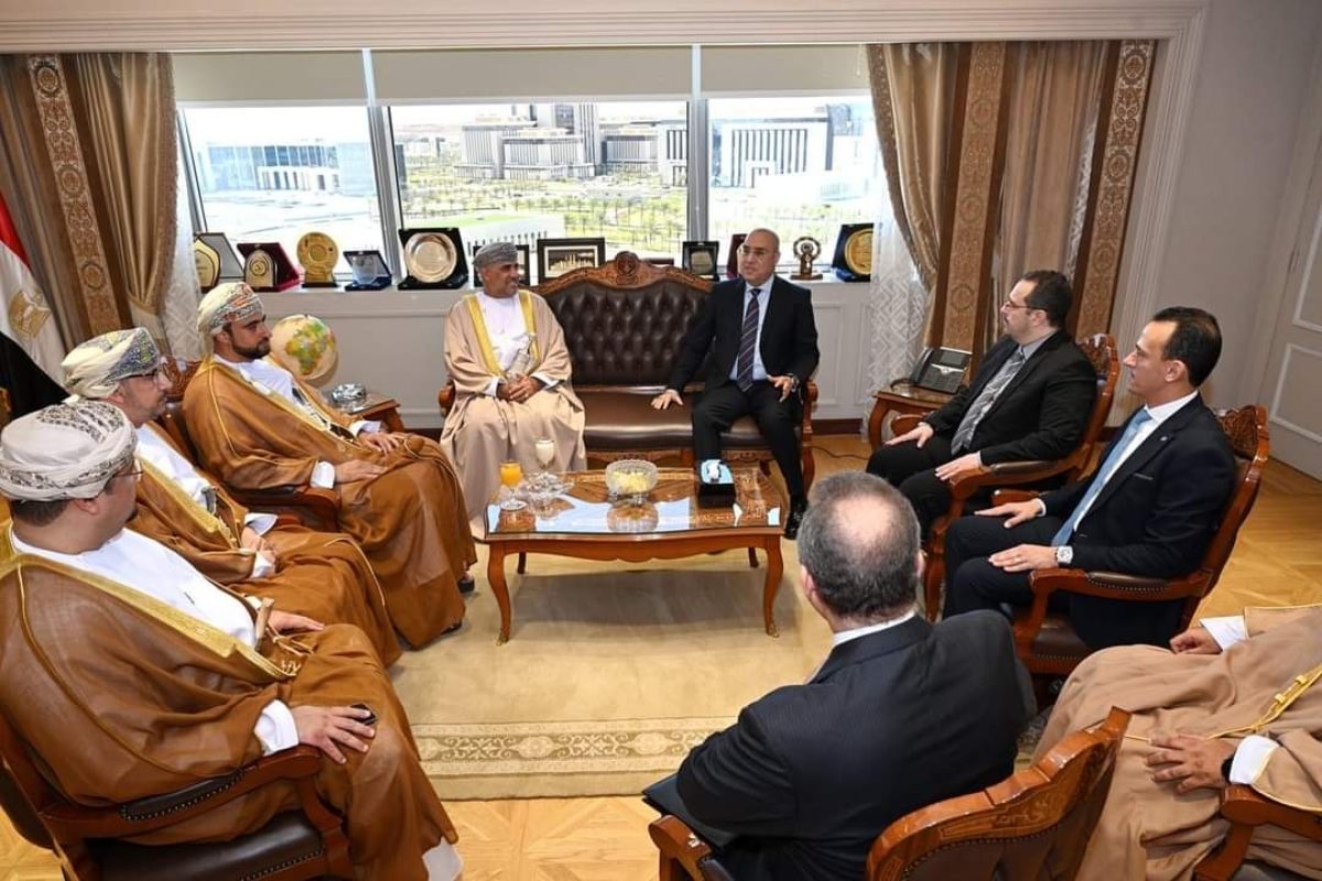 وزير الإسكان يلتقى نظيره العماني للتعاون في التنمية العمرانية وتبادل الخبرات 