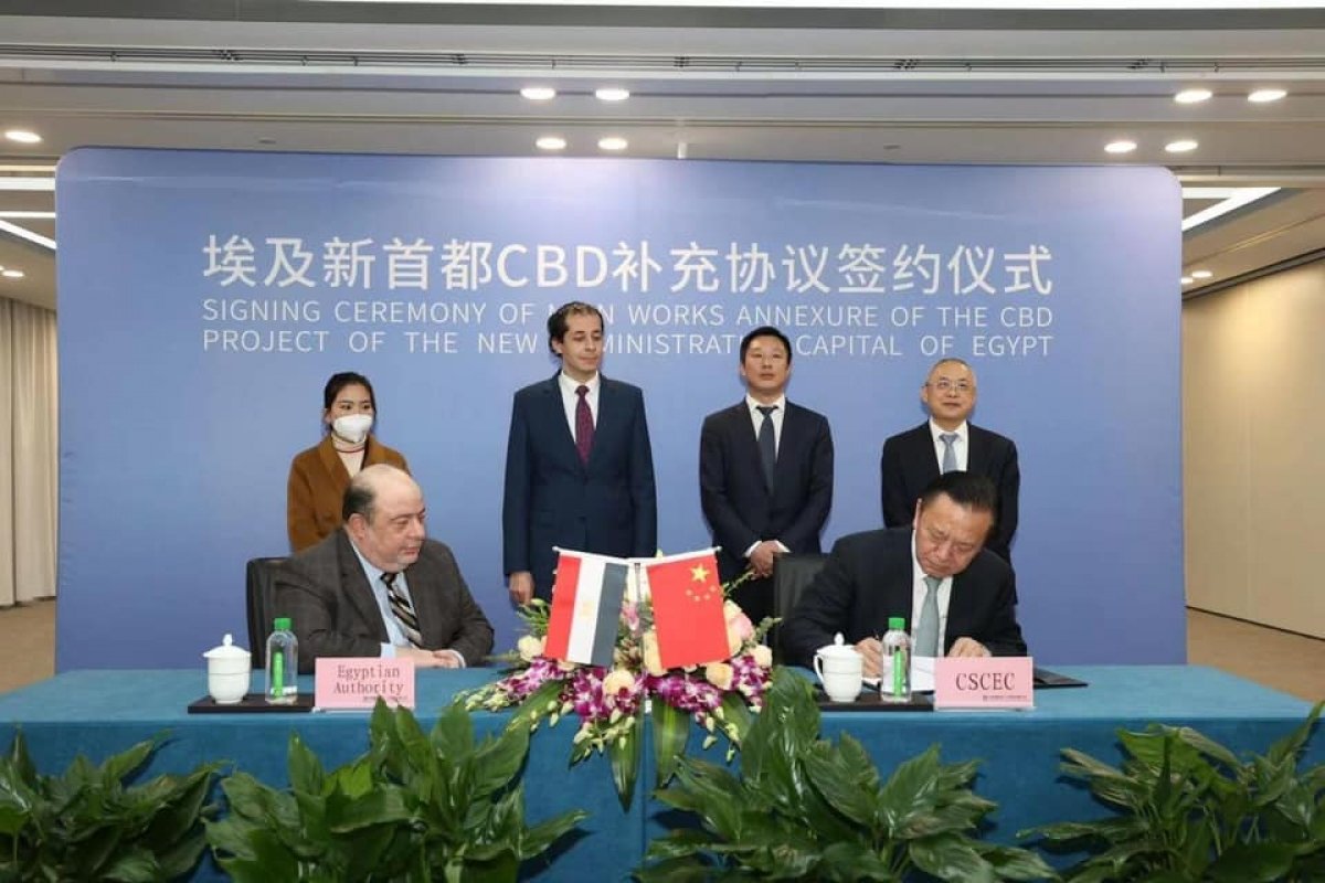 القنصل المصري في شنغهاي يشهد التوقيع علي ملاحق خاصة بأعمال التشييد والتعمير لمنطقة المال والأعمال بالعاصمة الإدارية 