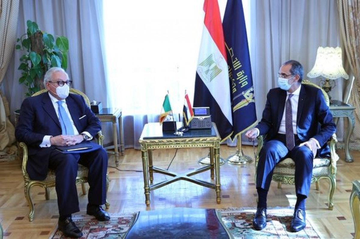 وزير الاتصالات يبحث مع السفير الإيطالي تعزيز التعاون المشترك فى مجالات التحول الرقمى والبريد
