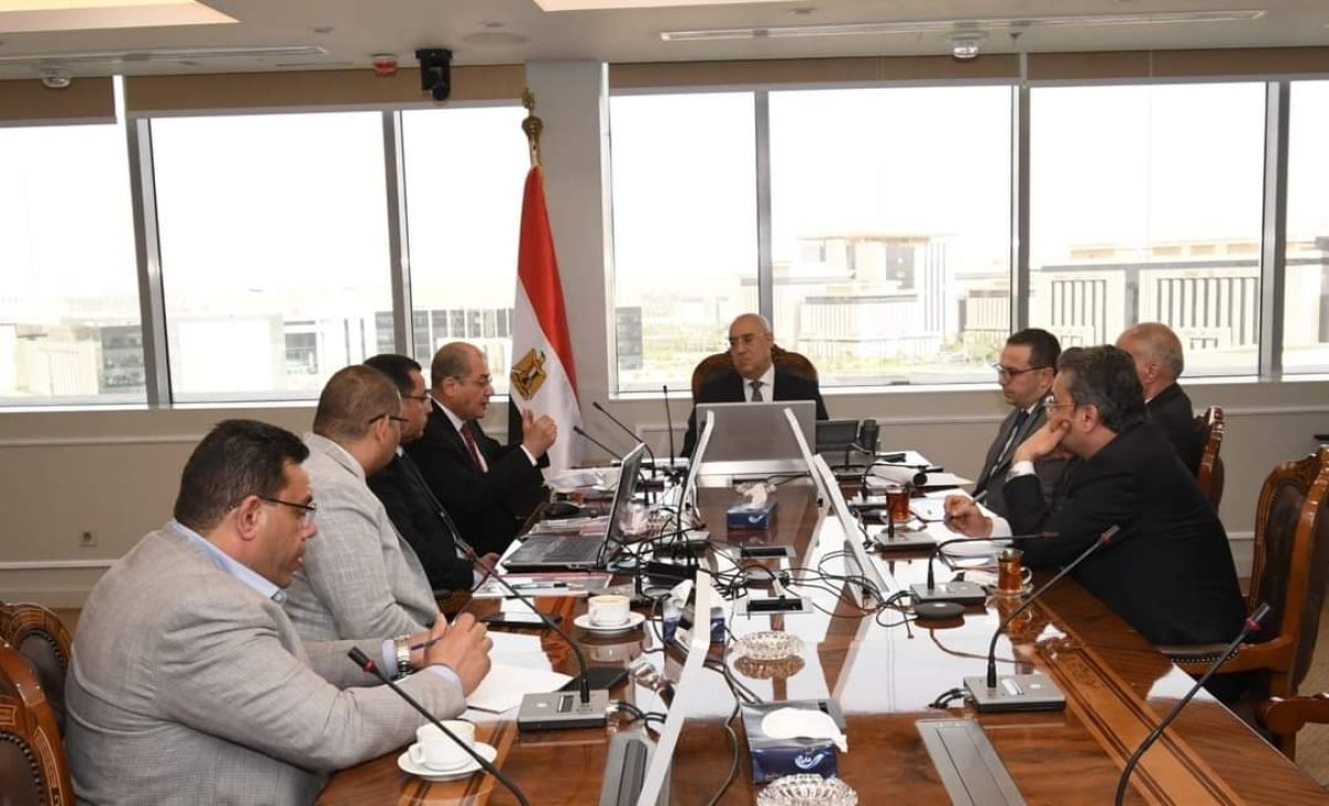 وزير الإسكان يتابع سير العمل بهيئة المجتمعات العمرانية وأجهزة المدن الجديدة وخطط تطوير العمل