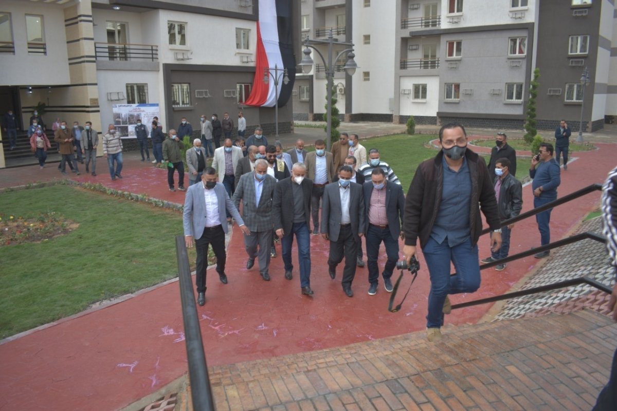 مسئولو "الإسكان" يتفقدون مشروعات مدينتى "بدر" و"حدائق العاصمة"