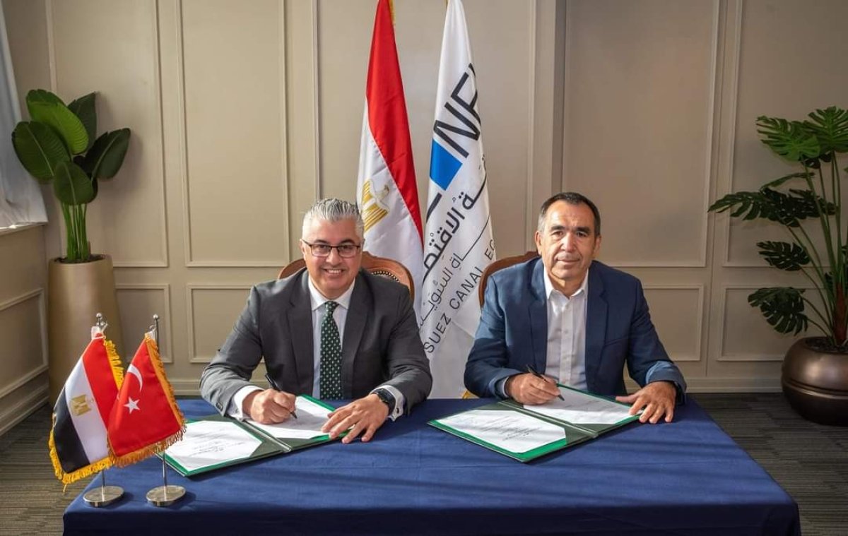 باستثمارات 40 مليون دولار.. اقتصادية قناة السويس توقع عقد حق انتفاع مصنع ملابس جاهزة بالقنطرة غرب