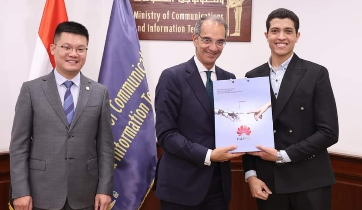 عمرو طلعت يكرم الشباب الفائزين بمسابقة هواوى العالمية لتكنولوجيا المعلومات والاتصالات