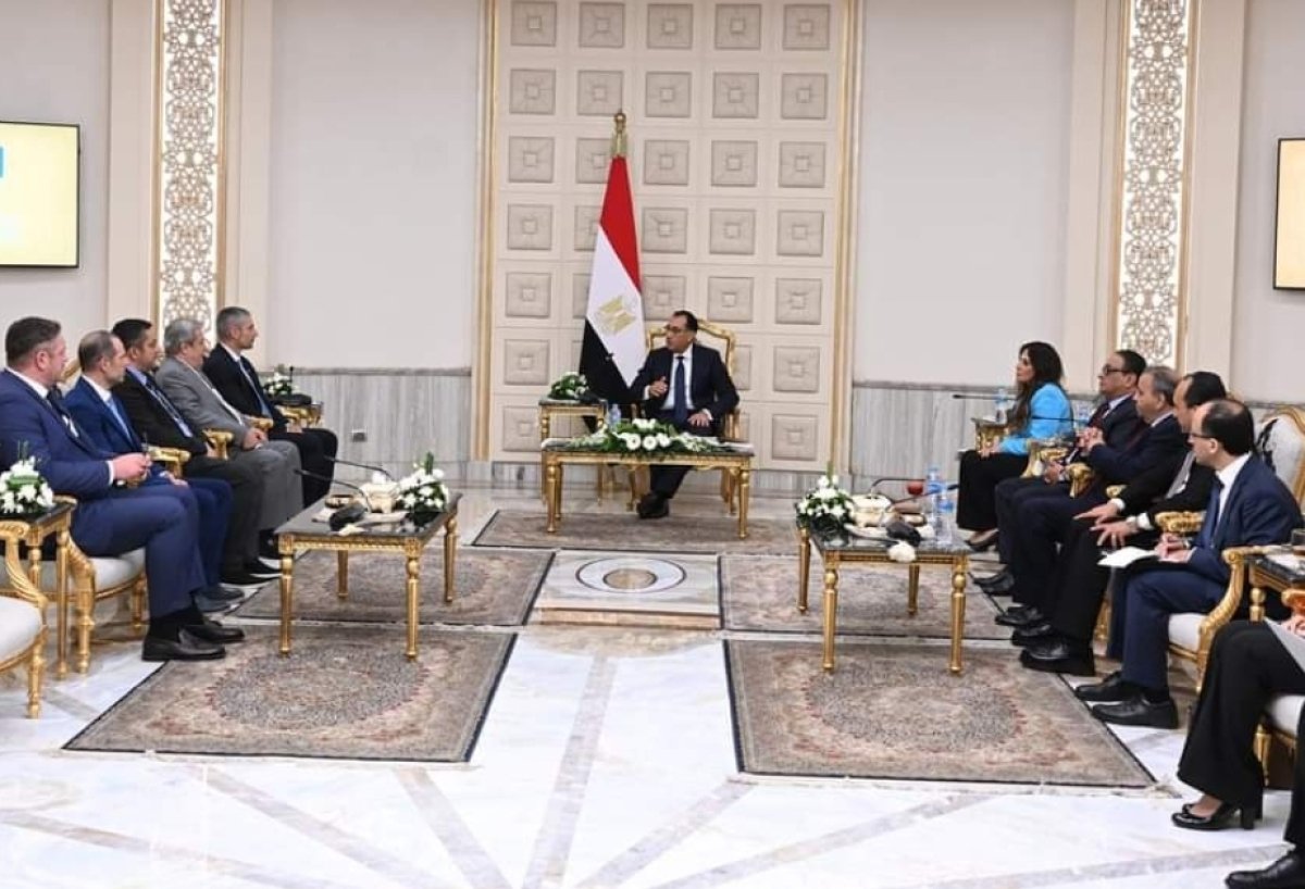 مدبولي يلتقي مسئولى شركة《في جروب》اليونانية لاستعراض أوجه التعاون المشتركة