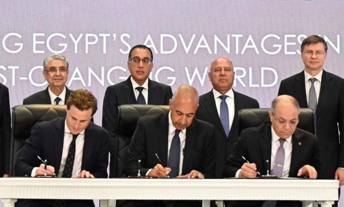 رئيس الوزراء يشهد توقيع اتفاقية لإنتاج الهيدروجين الأخضر ومشتقاته بمنطقة جرجوب