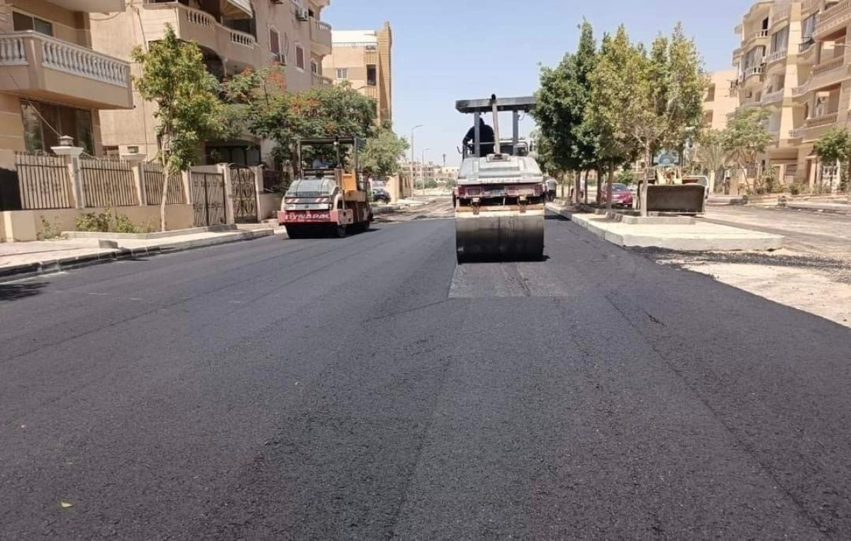 الإسكان: تكثيف أعمال رفع الكفاءة والتطوير للطرق بمدن القاهرة الجديدة و15مايو والعبور والشيخ زايد