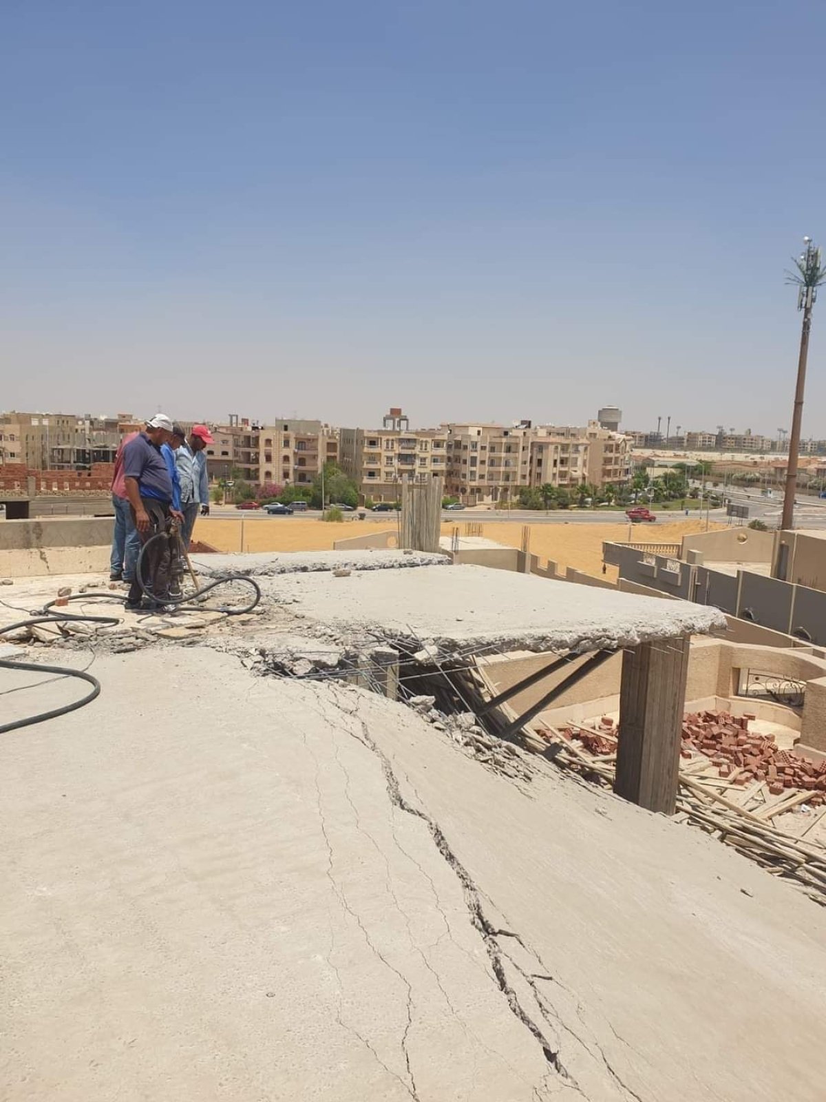 الإسكان: تنفيذ قرارات غلق وتشميع ورفع عدادات مرافق وإزالة مخالفات بناء بمدن 6 أكتوبر والشروق ودمياط الجديدة