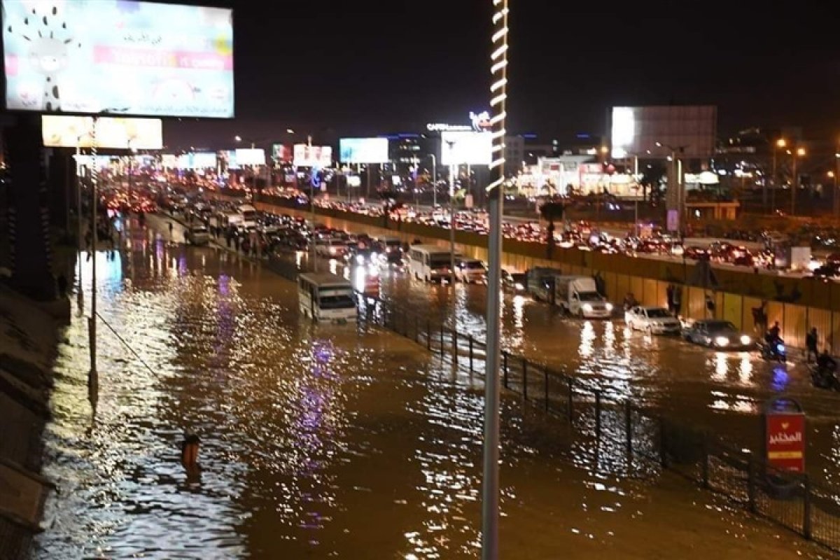 الدفع بـ 10 سيارت شفط لسحب مياه ناتجة عن كسر خط مياه رئيسي بـ 6 اكتوبر