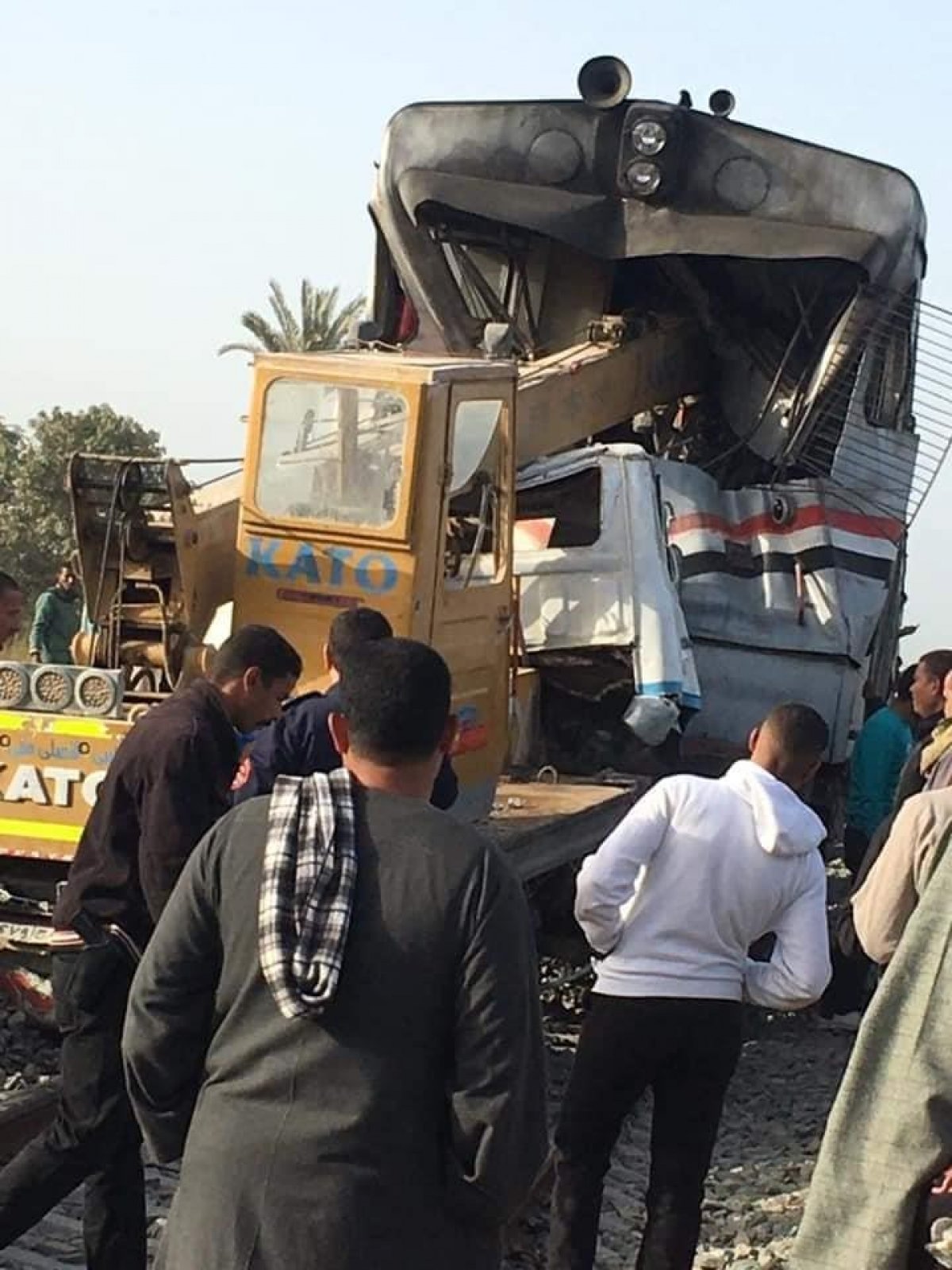 مصرع 3 أشخاص في حادث اصطدام سيارة مجهزة بونش في قطار  "القاهرة- أسوان"