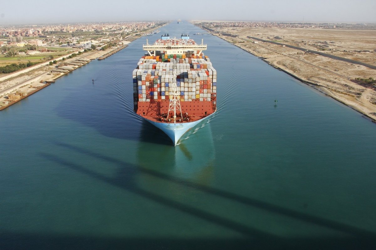 بالإنفو جراف.. قناة السويس تصمد رغم انخفاض سعر برميل النفط واضطراب التجارة العالمية