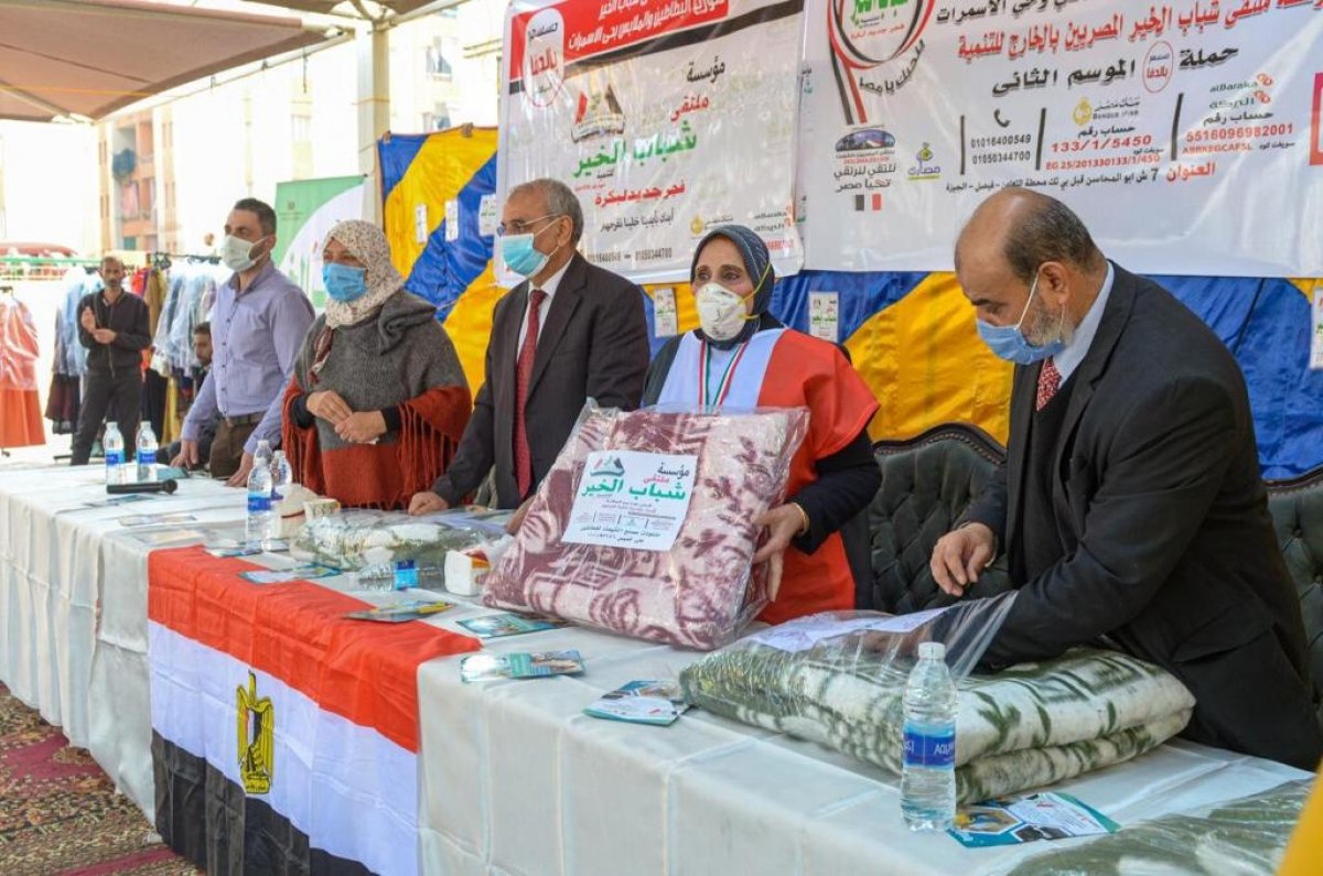 وزارة الهجرة: مؤسسة "ملتقى شباب الخير" يديرها مصريون بالكويت تُهدي ملابس وبطانيات لأهالي حي الأسمرات