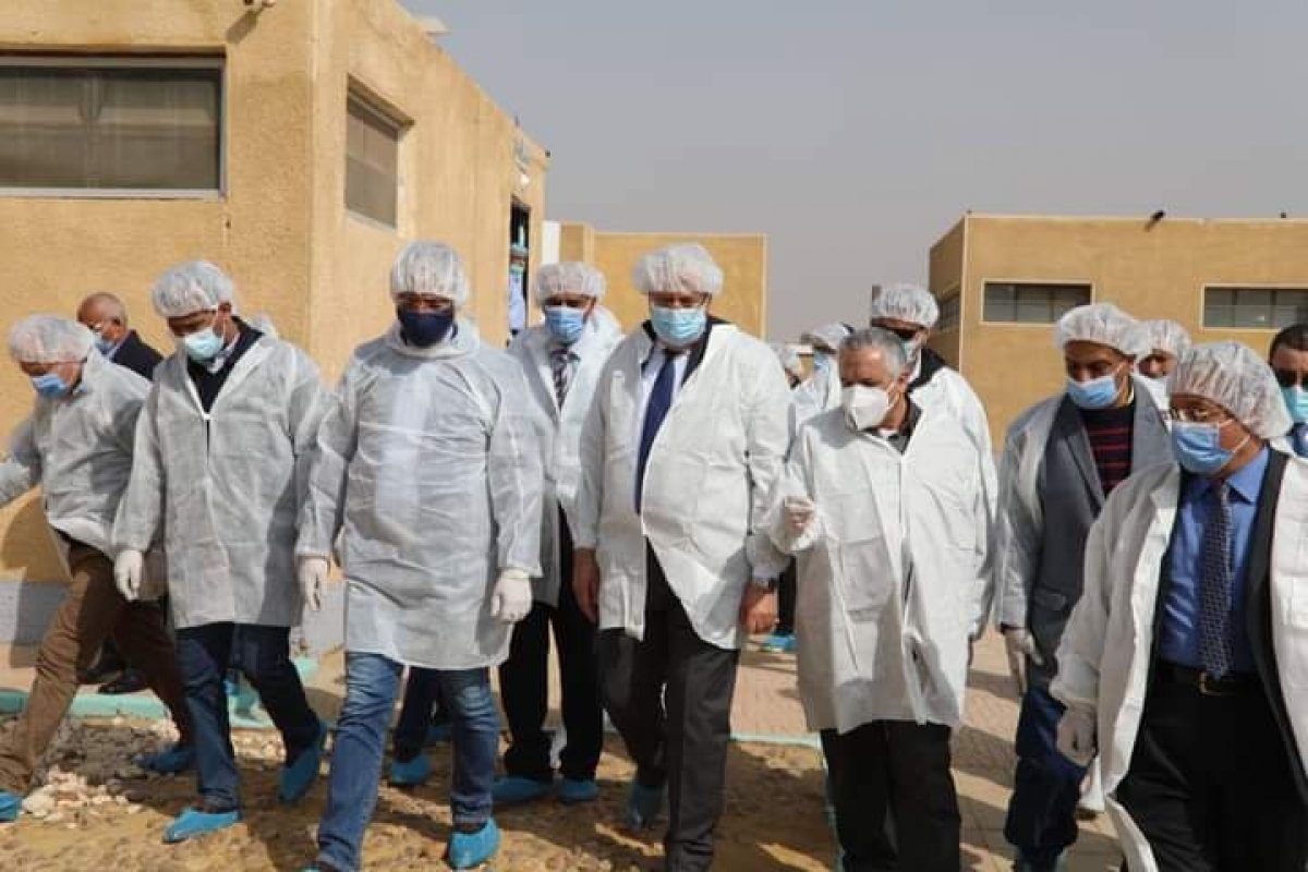 وزير الزراعة ومحافظ الفيوم يتفقدان المشروع القومى لإنتاج البيض الخالي من المسببات المرضية
