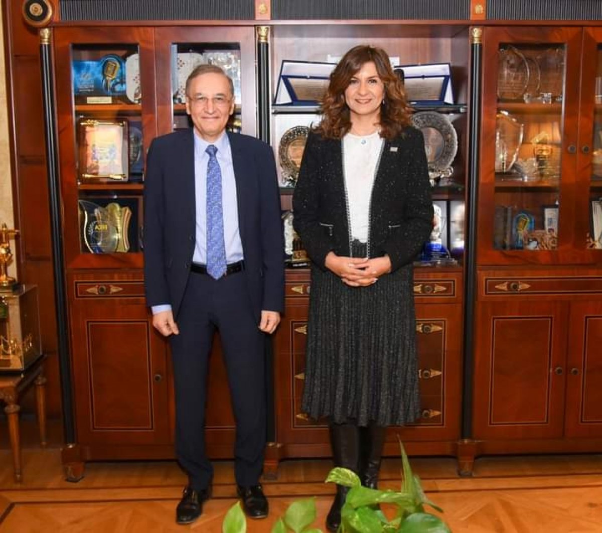 كارت مُسجل عليه بيانات المريض.. الهجرة تستقبل خبيرًا مصريًا بالخارج في مجال ميكنة منظومة التأمين الصحي بفرنسا 