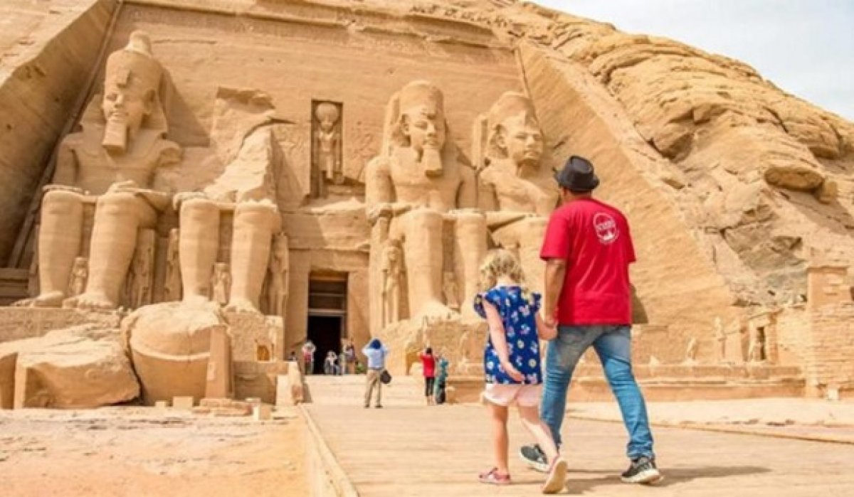 بدء صرف الدفعة الثانية من الدعم الاستثنائي لـ9 آلاف مرشد سياحي بقيمة 1000 جنيه.. الأحد المقبل