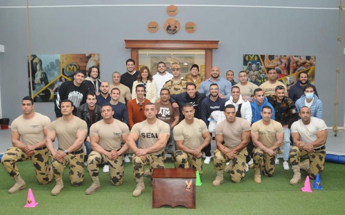 "الهجرة" تنظم زيارة لشباب مصر الدارسين بالخارج والبطل العالمي "بيج رامي" إلى قوات الصاعقة