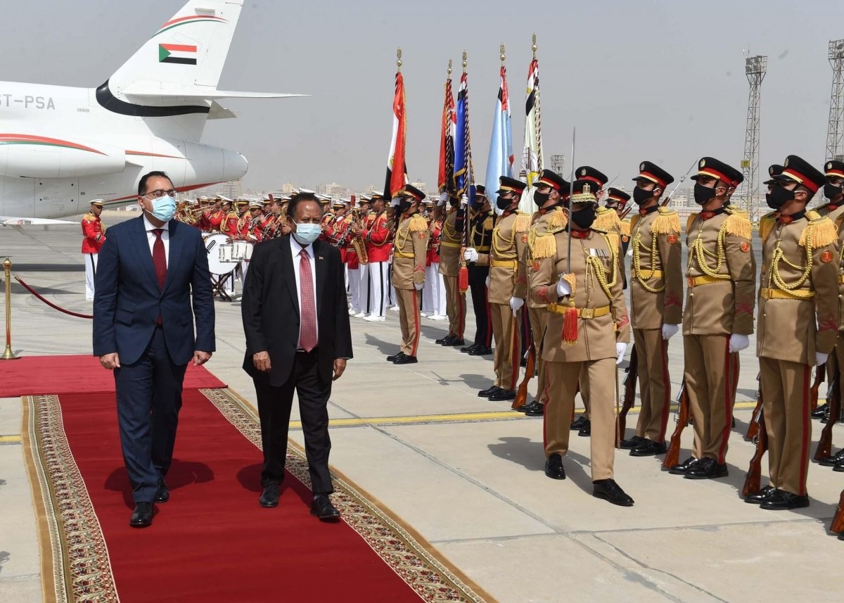 رئيس الوزراء يستقبل نظيره السوداني بمطار القاهرة