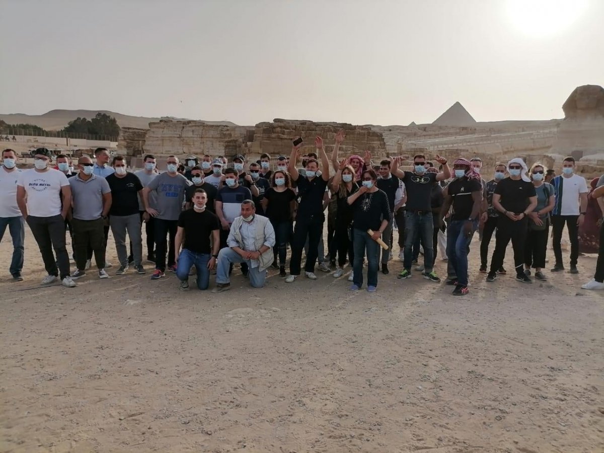 طاقم حاملة المروحيات البرمائية ميسترال الفرنسية يزور منطقتي أهرامات الجيزة وسقارة والمتحف المصري بالتحرير