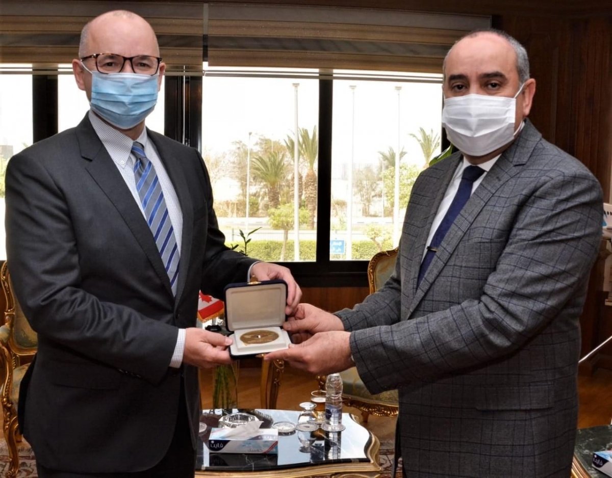 وزير الطيران المدنى يلتقي سفير كندا بالقاهرة لبحث سبل التعاون المشترك بين البلدين